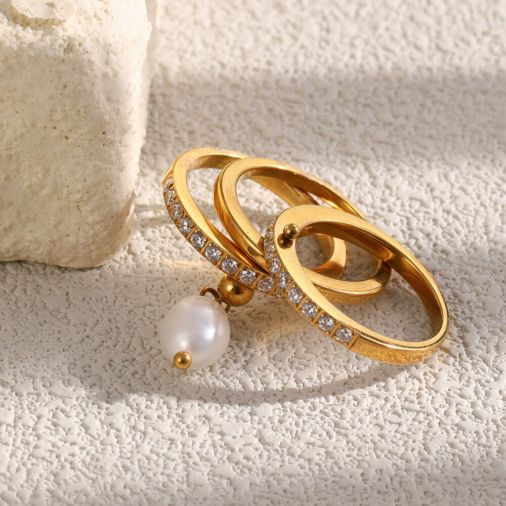 Luxuriöse Serie: Runde, wasserdichte Damenringe aus Edelstahl in Goldfarbe mit Zirkonia und Perle 2
