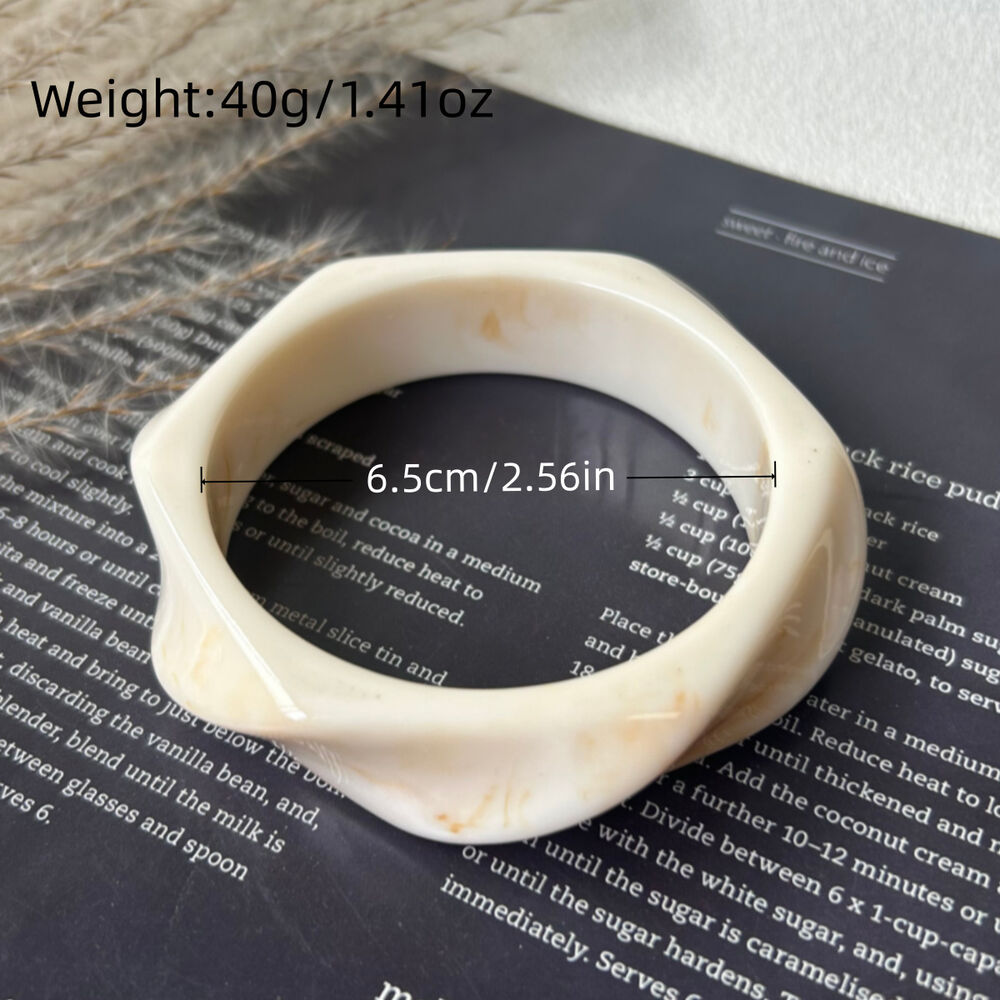 Brazaletes de resina para mujer con forma irregular y color degradado. Imagen4
