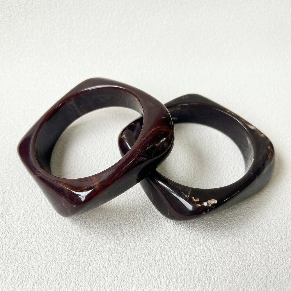 Brazaletes de resina con degradado de color para mujer Imagen3