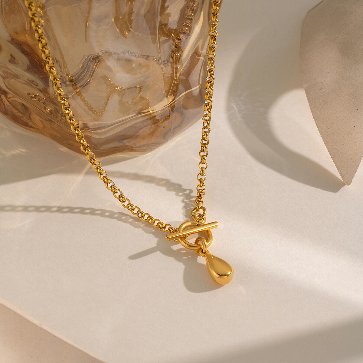 Collares con colgante Daily Droplet de acero inoxidable, impermeables y de color dorado para mujer.