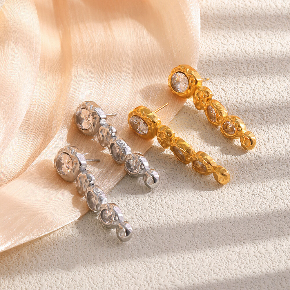Boucles d'oreilles puces pour femmes, style rétro classique, en acier inoxydable, étanches, couleur or, avec zircon.