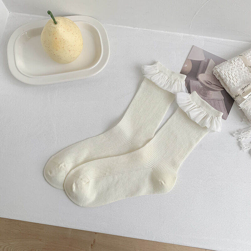 Elegante, leicht federnde Socken mit kleinem Blumenmuster, wadenlang. 2