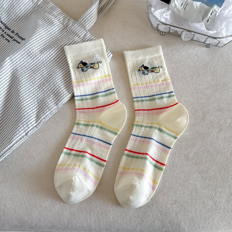 Socken mit hohem Sprungvermögen, niedlichen Streifen und Punkten im Cartoon-Stil, mittelhoch geschnitten
