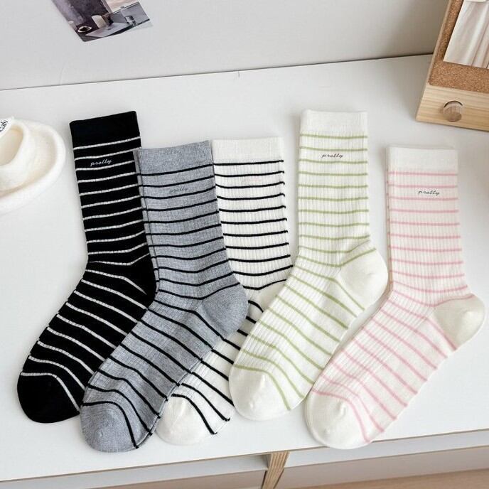 Socken mit leichtem Schwung, einfachen Buchstaben und Streifen, wadenlang