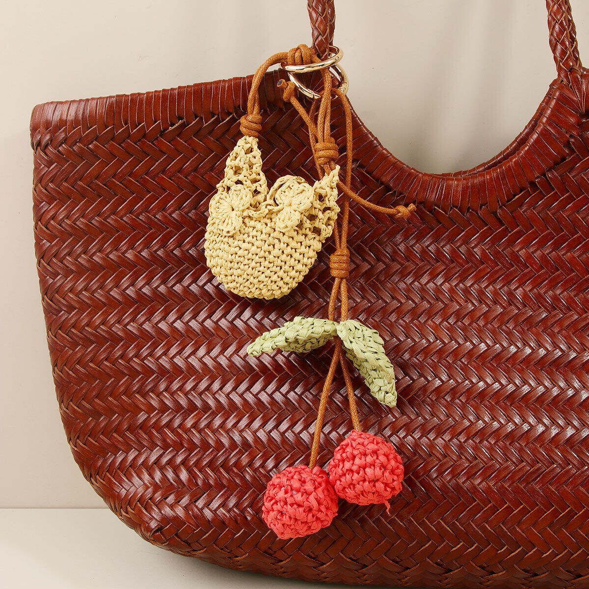 Llaveros sencillos de rafia tejida en color cereza natural para bolsos