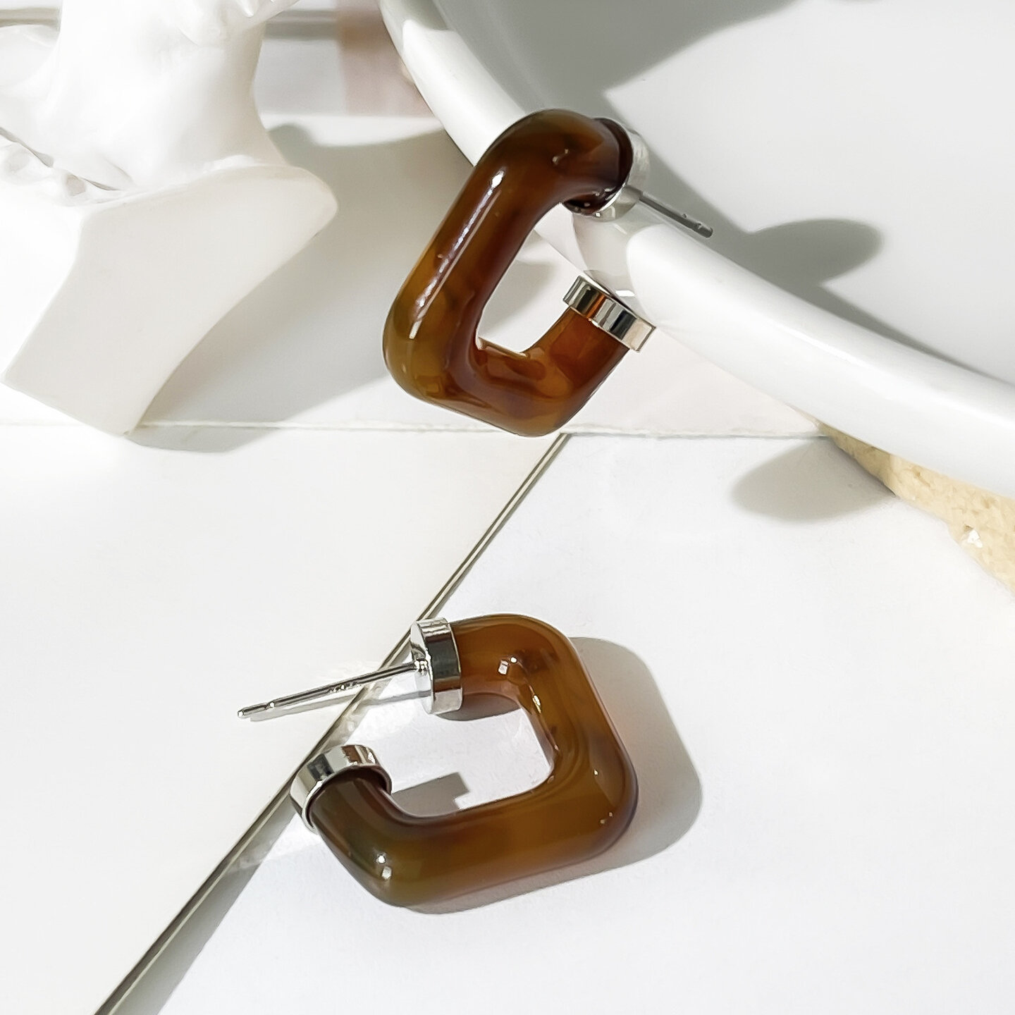 Einfache Ohrstecker aus Edelstahl mit Farbverlauf und geometrischer Form für Damen Bild2