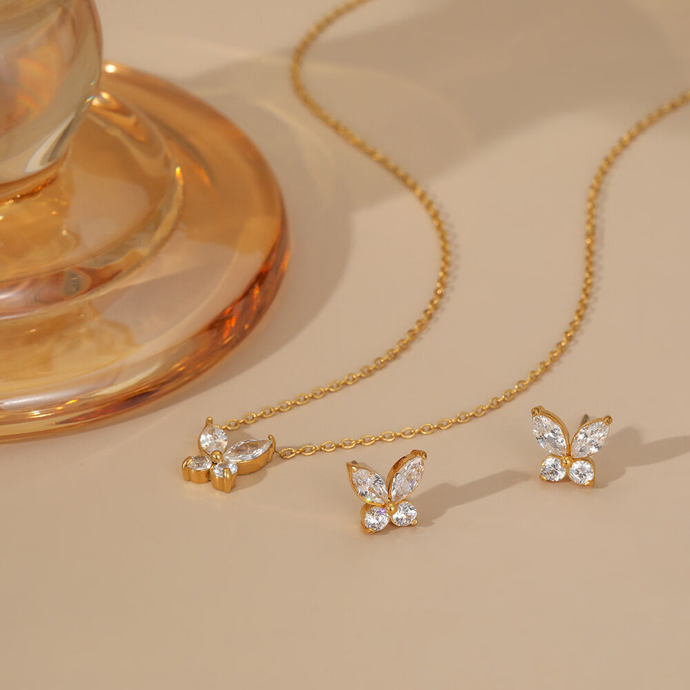 Set di collane da donna Simple Series con farfalle, in acciaio inossidabile, colore oro, impermeabili e con zirconi. 2