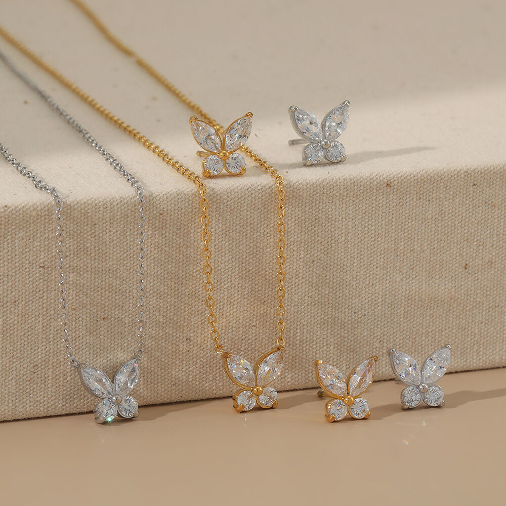 Set di collane da donna Simple Series con farfalle, in acciaio inossidabile, colore oro, impermeabili e con zirconi.