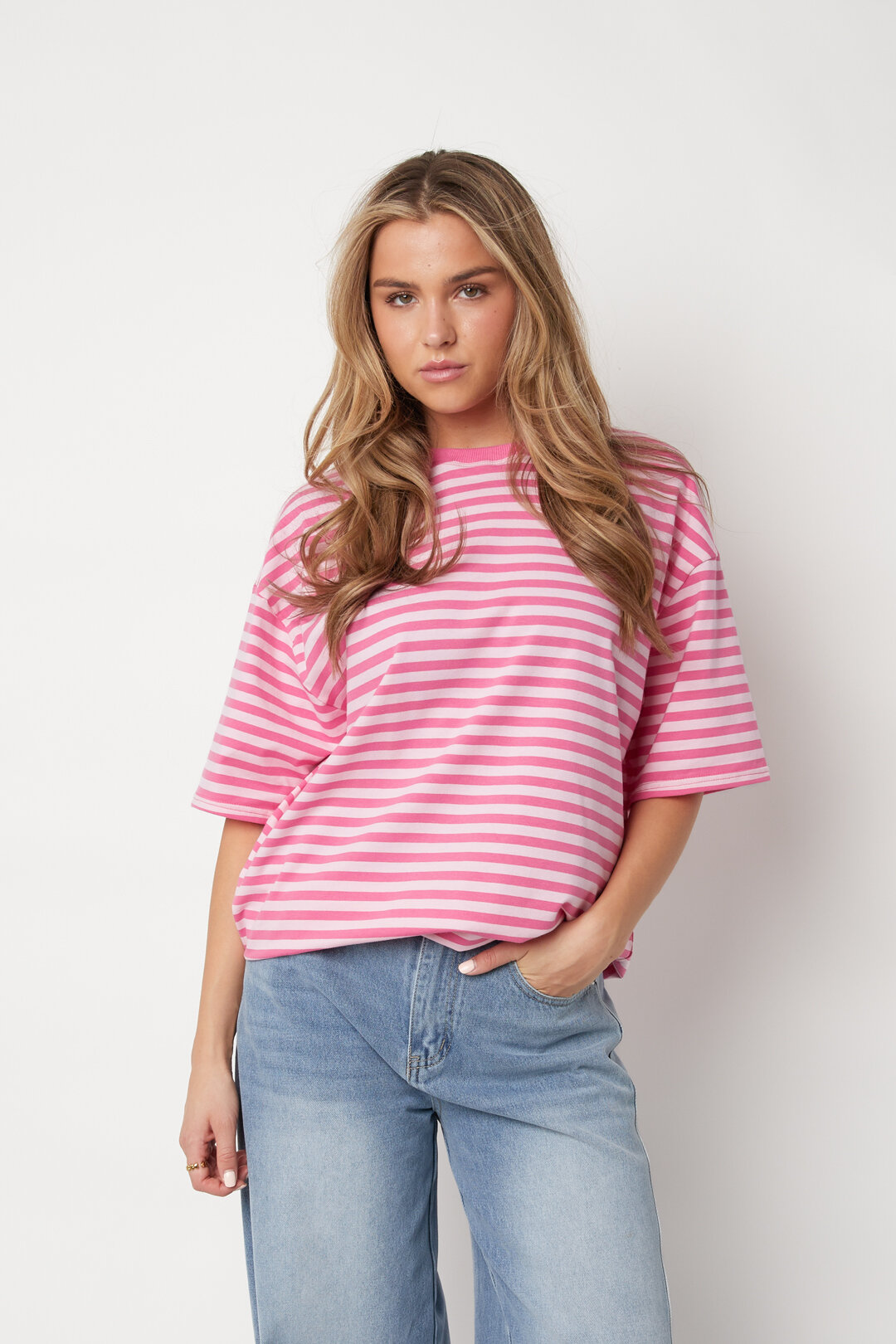 Das bunt gestreifte T-Shirt