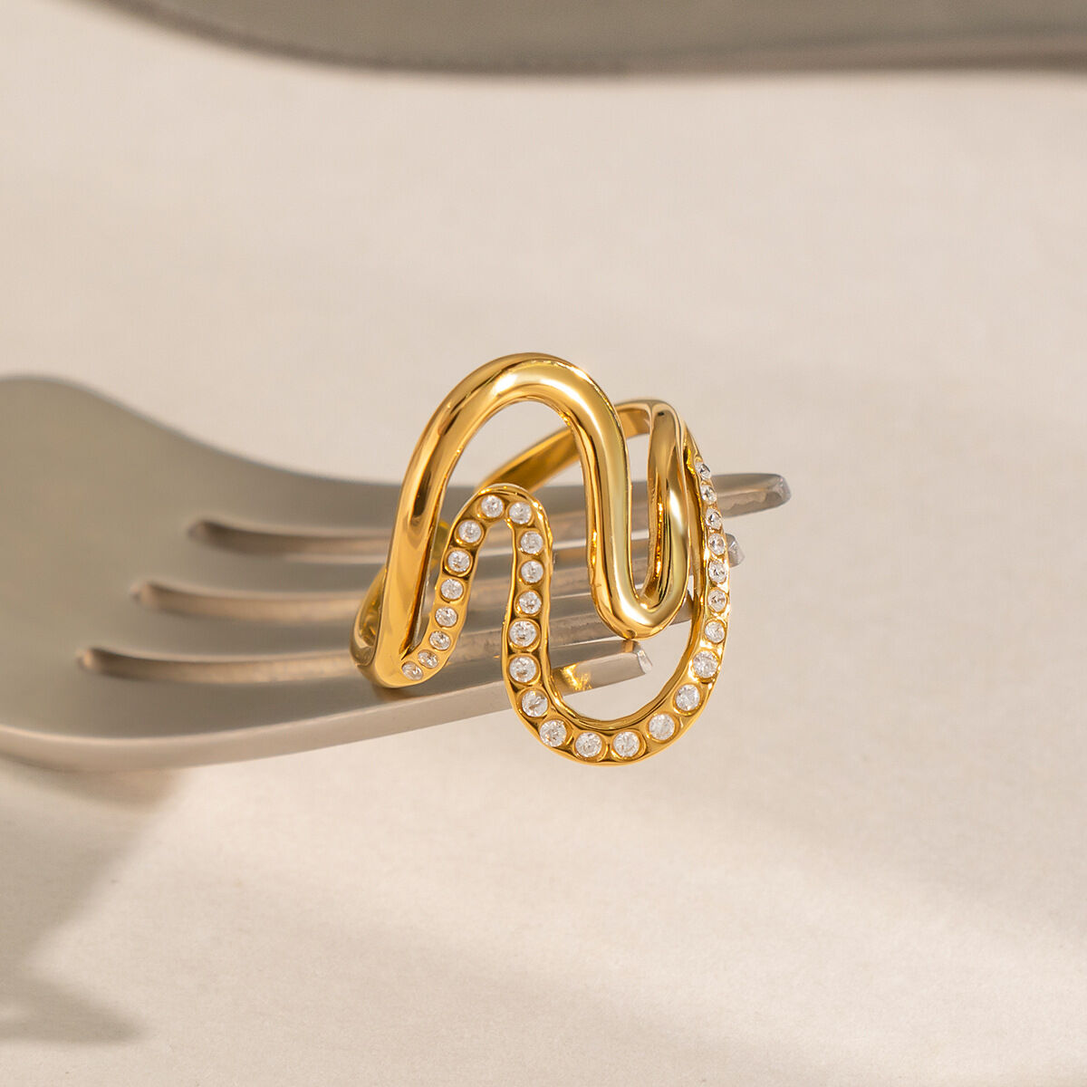 Onregelmatig gevormde, waterdichte, goudkleurige, minimalistische ringen van roestvrij staal met strass-steentjes.