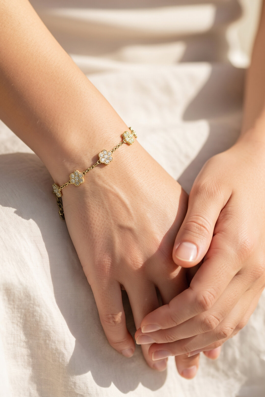 Elegant bracelet with zirconia-set flowers h5 Picture2
