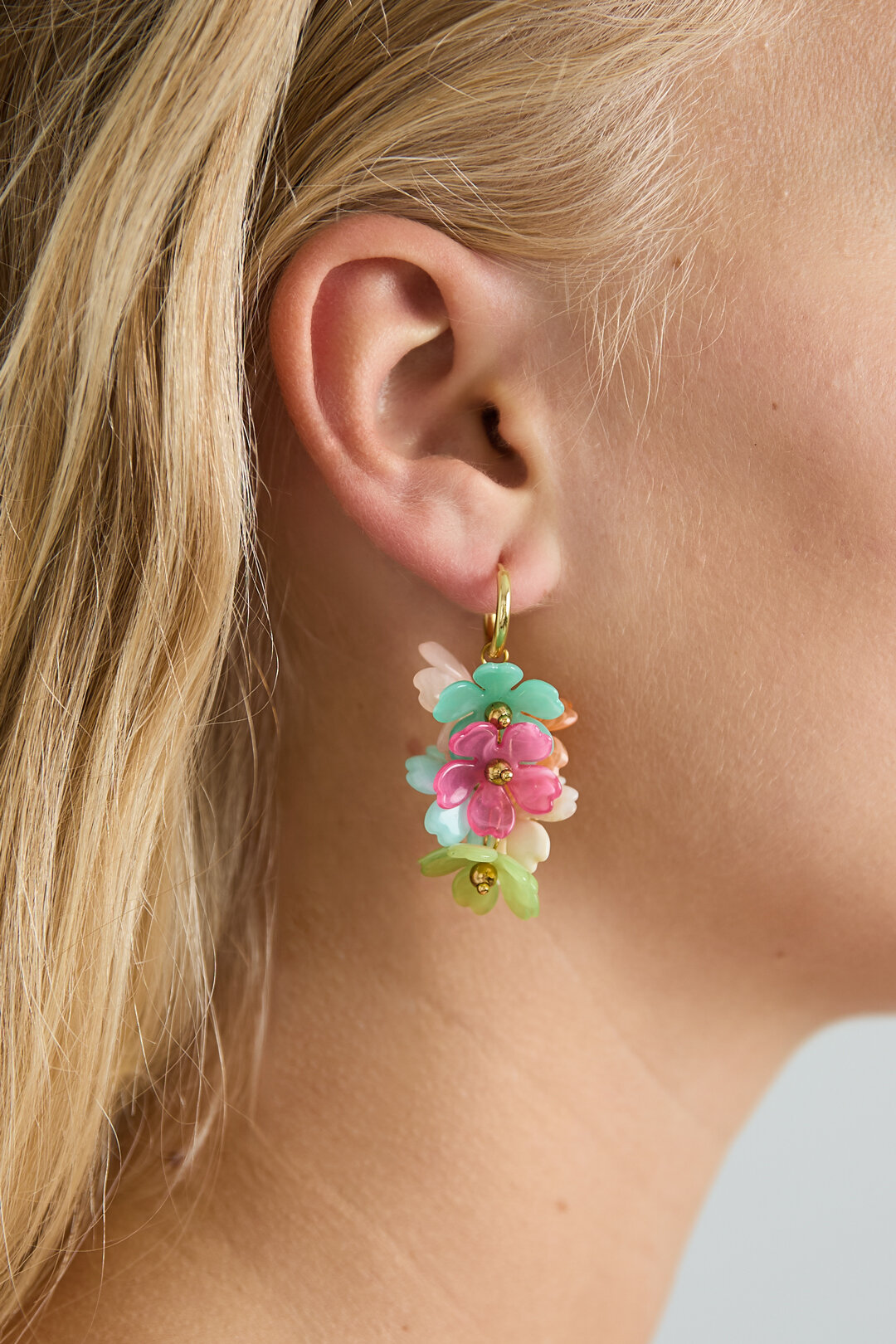 Orecchini con una ghirlanda di fiori pendente 2