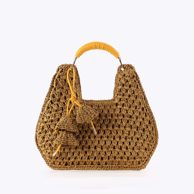 Bolso trapezoidal de rafia tejida con diseño floral calado y estilo casual para mujer.