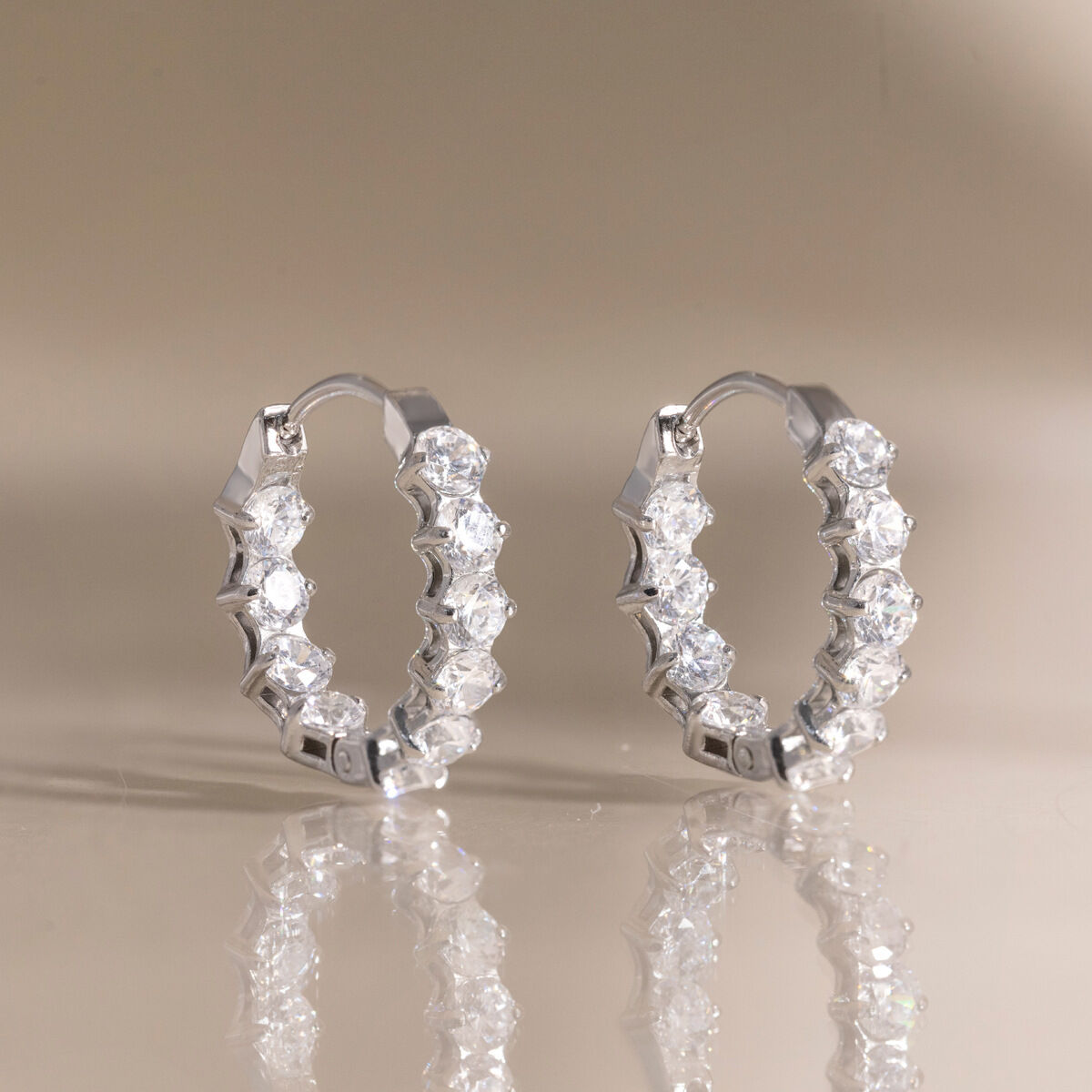 Wasserdichte Edelstahl-Ohrringe in Goldfarbe mit Zirkonia für Damen Bild4