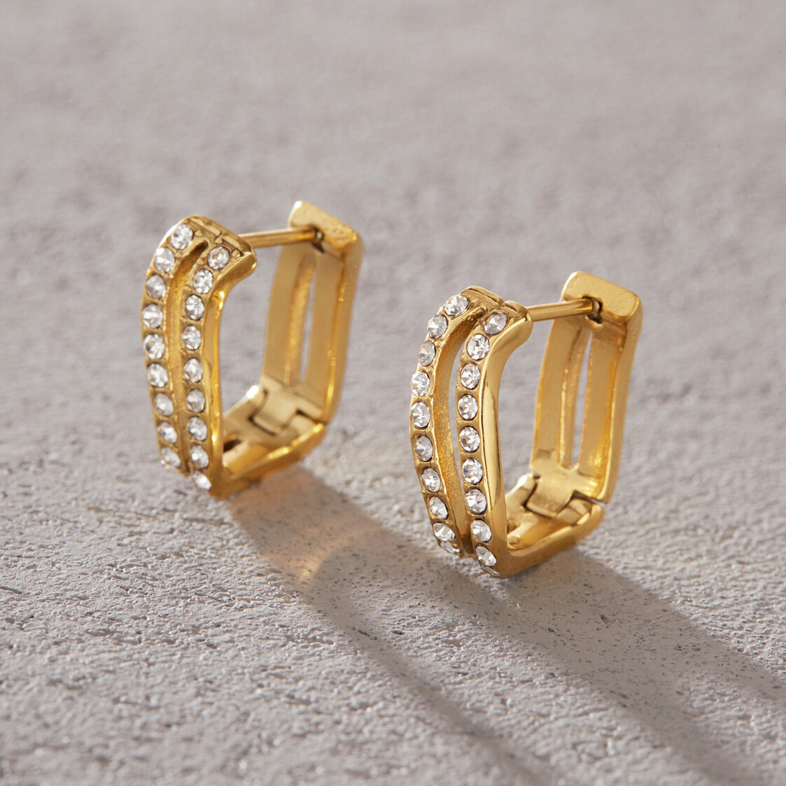 Eenvoudige, uitgeholde, waterdichte, goudkleurige oorringen van roestvrij staal met strass-steentjes voor dames. h5 Afbeelding2
