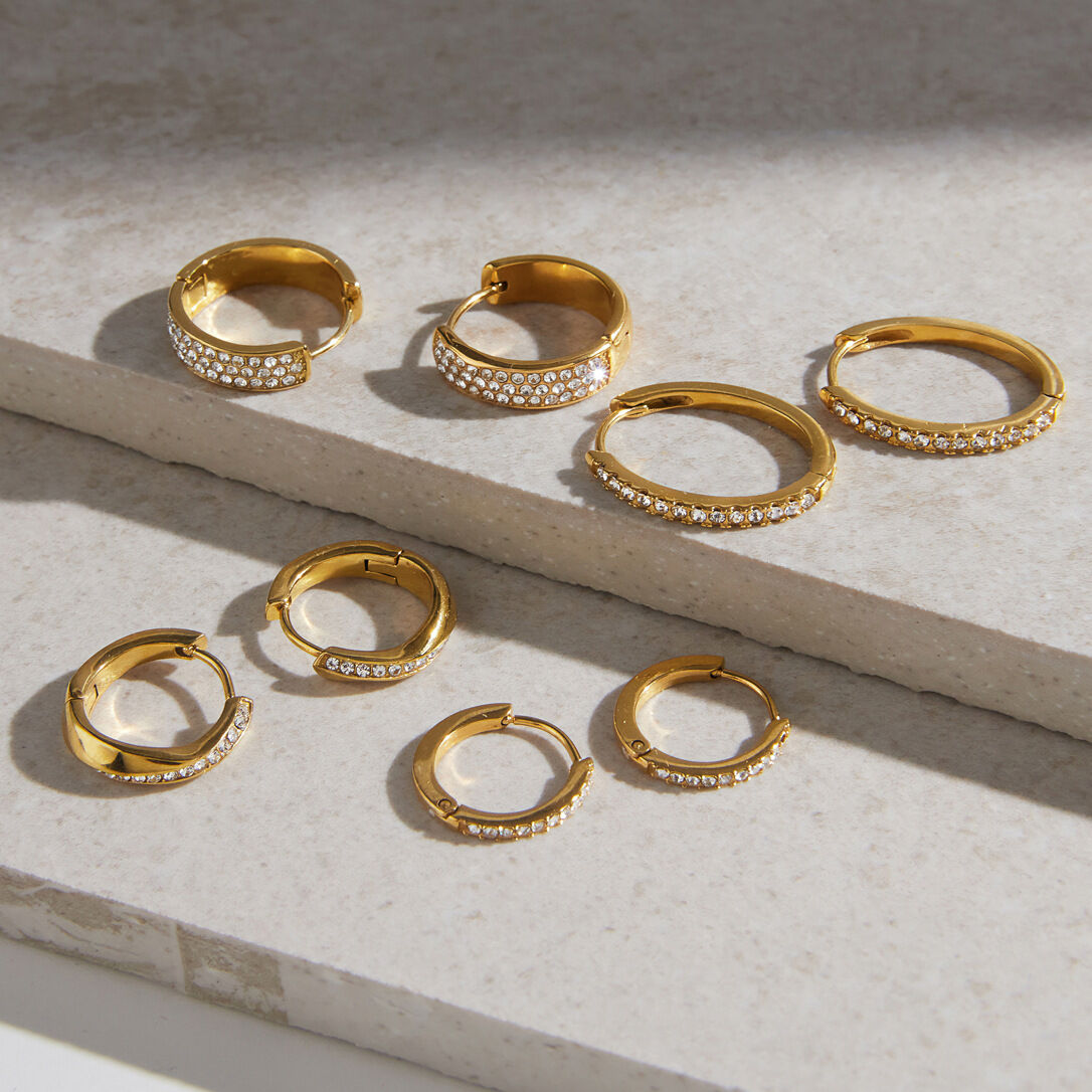 Eenvoudige ronde, waterdichte, roestvrijstalen oorringen met goudkleurige strass-steentjes voor dames. h5 Afbeelding3
