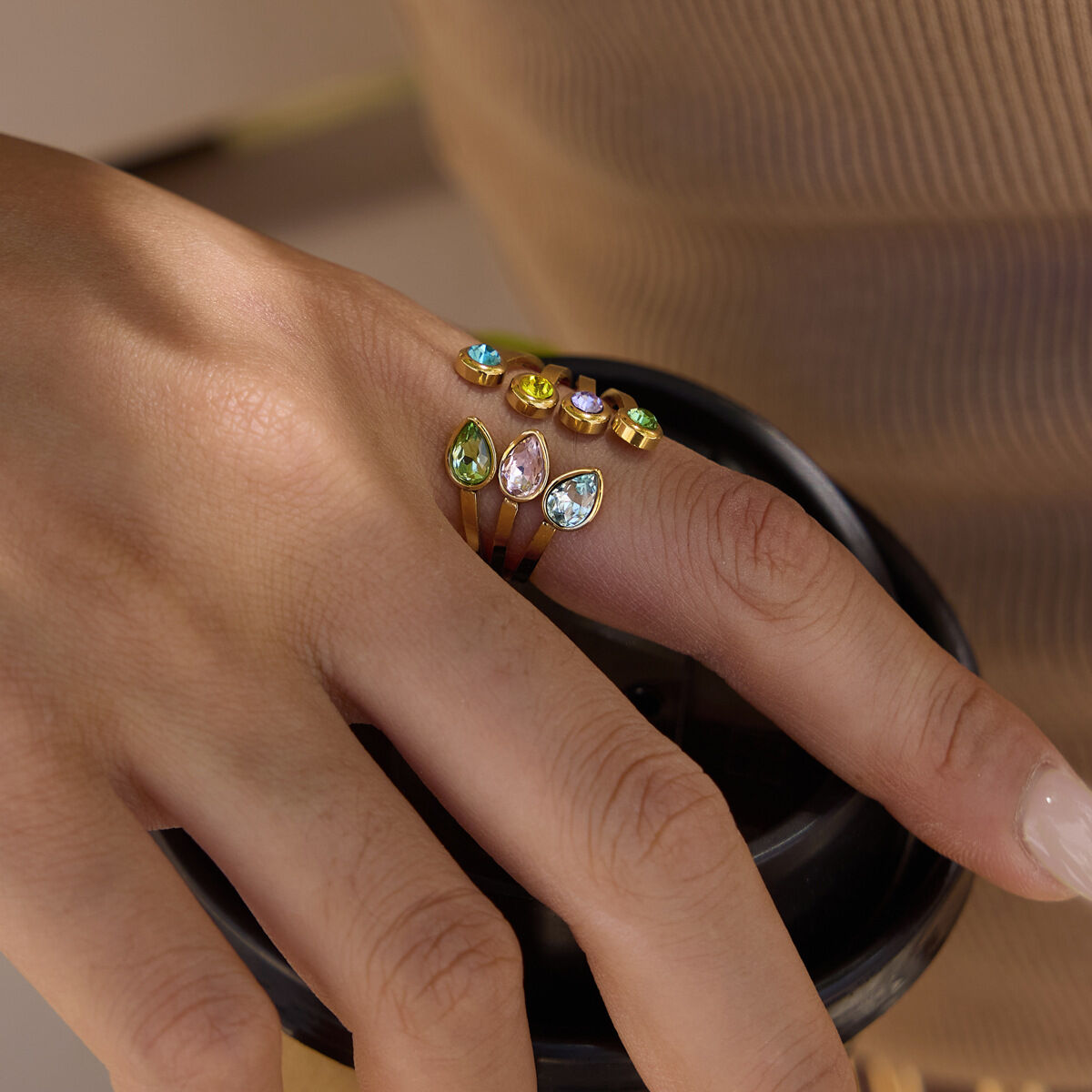 Anelli da donna di lusso, dalla forma irregolare, in acciaio inossidabile, impermeabili, color oro, con zirconi. h5 Immagine2