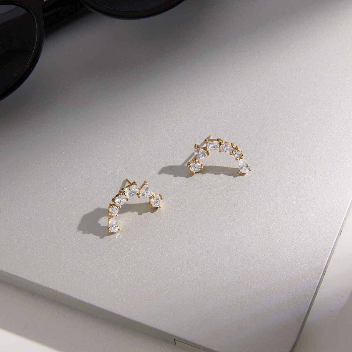 Orecchini a perno da donna semplici a forma di C in acciaio inossidabile color oro con zirconi, impermeabili. h5 Immagine2