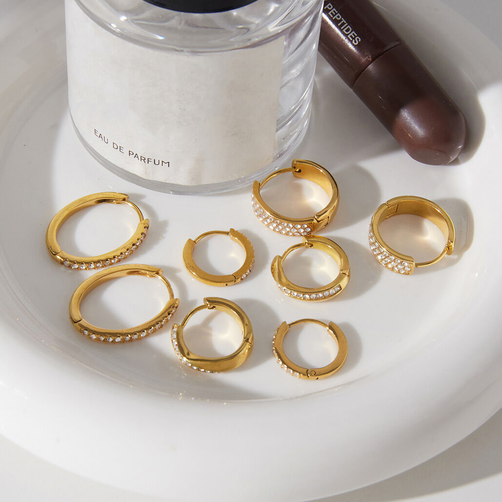 Eenvoudige ronde, waterdichte, roestvrijstalen oorringen met goudkleurige strass-steentjes voor dames. Afbeelding4