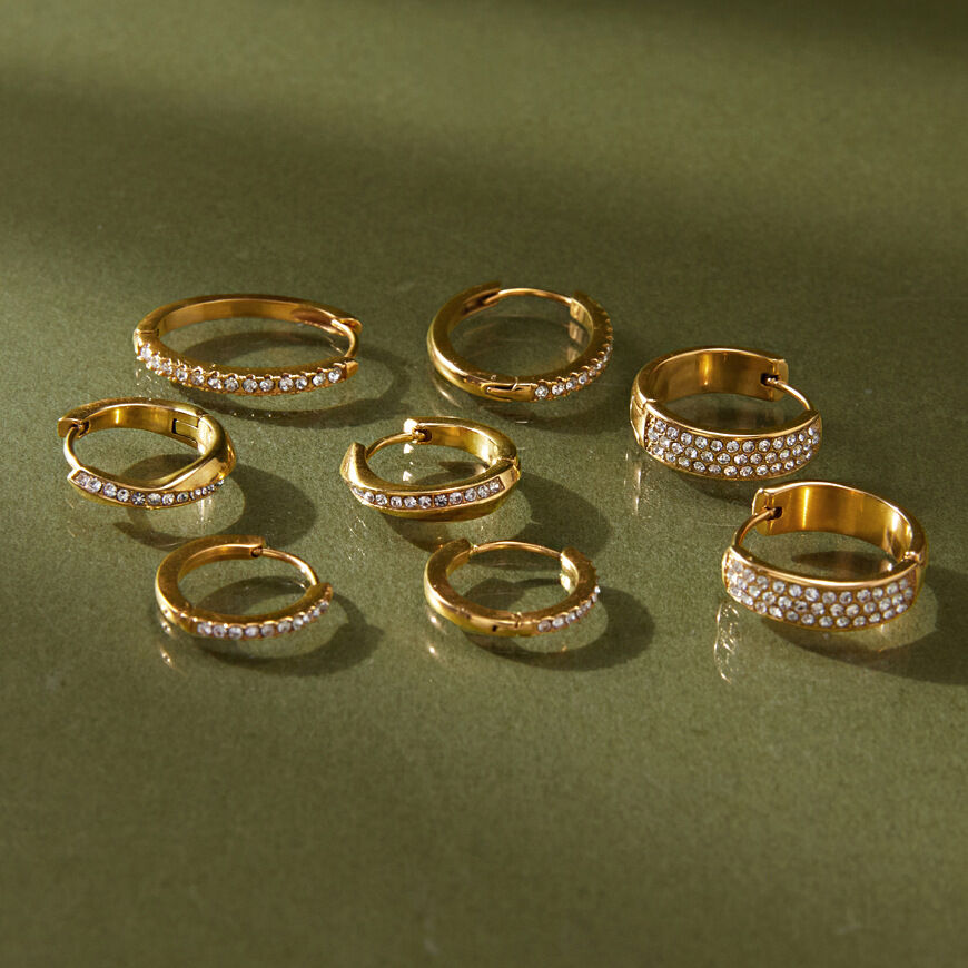 Einfache, runde, wasserdichte Damen-Creolen aus Edelstahl in Goldfarbe mit Strasssteinen