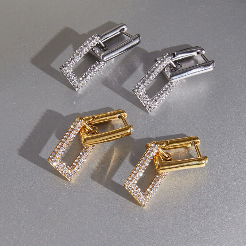 Eenvoudige rechthoekige, waterdichte oorbellen van roestvrij staal met goudkleurige strass-steentjes voor dames.