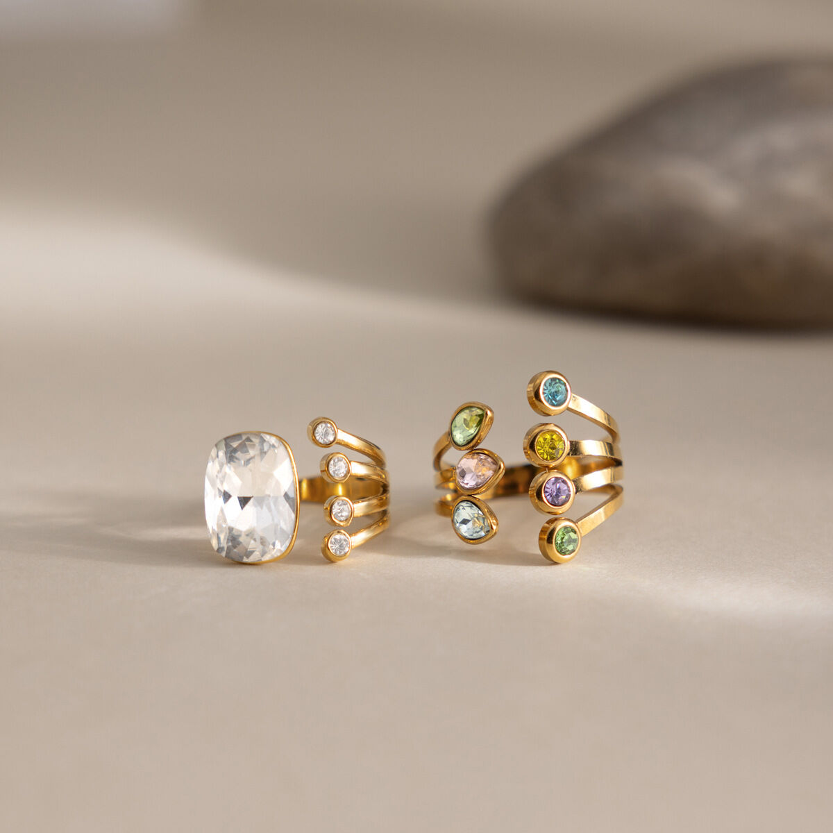 Anelli da donna di lusso, dalla forma irregolare, in acciaio inossidabile, impermeabili, color oro, con zirconi. Immagine3
