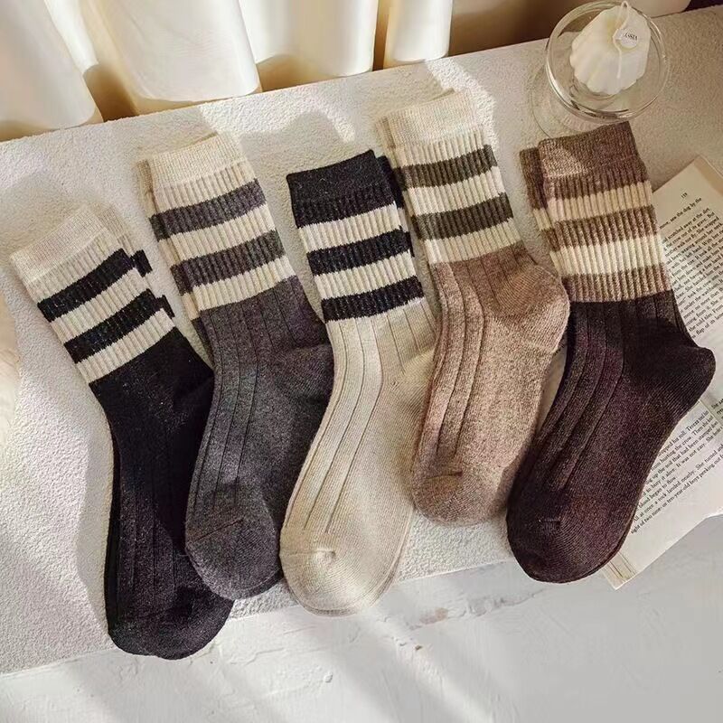Damen-Socken mit leichtem Schwung, Basic-Streifen, Farbmix, mittelhoch