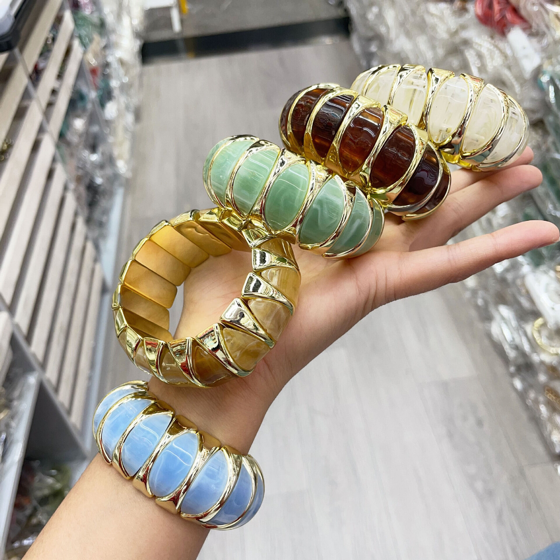 Punkkleurige, geometrische acryl kralenarmbanden voor dames