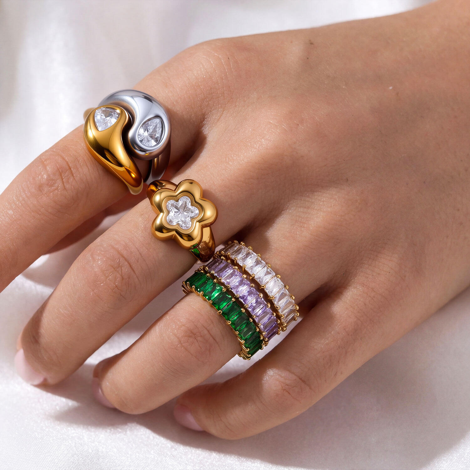 Luxe Serie Elegante Hartvormige Rechthoekige Roestvrijstalen Waterdichte Ringen Met Goudkleurige Zirkonia Voor Dames. Afbeelding3