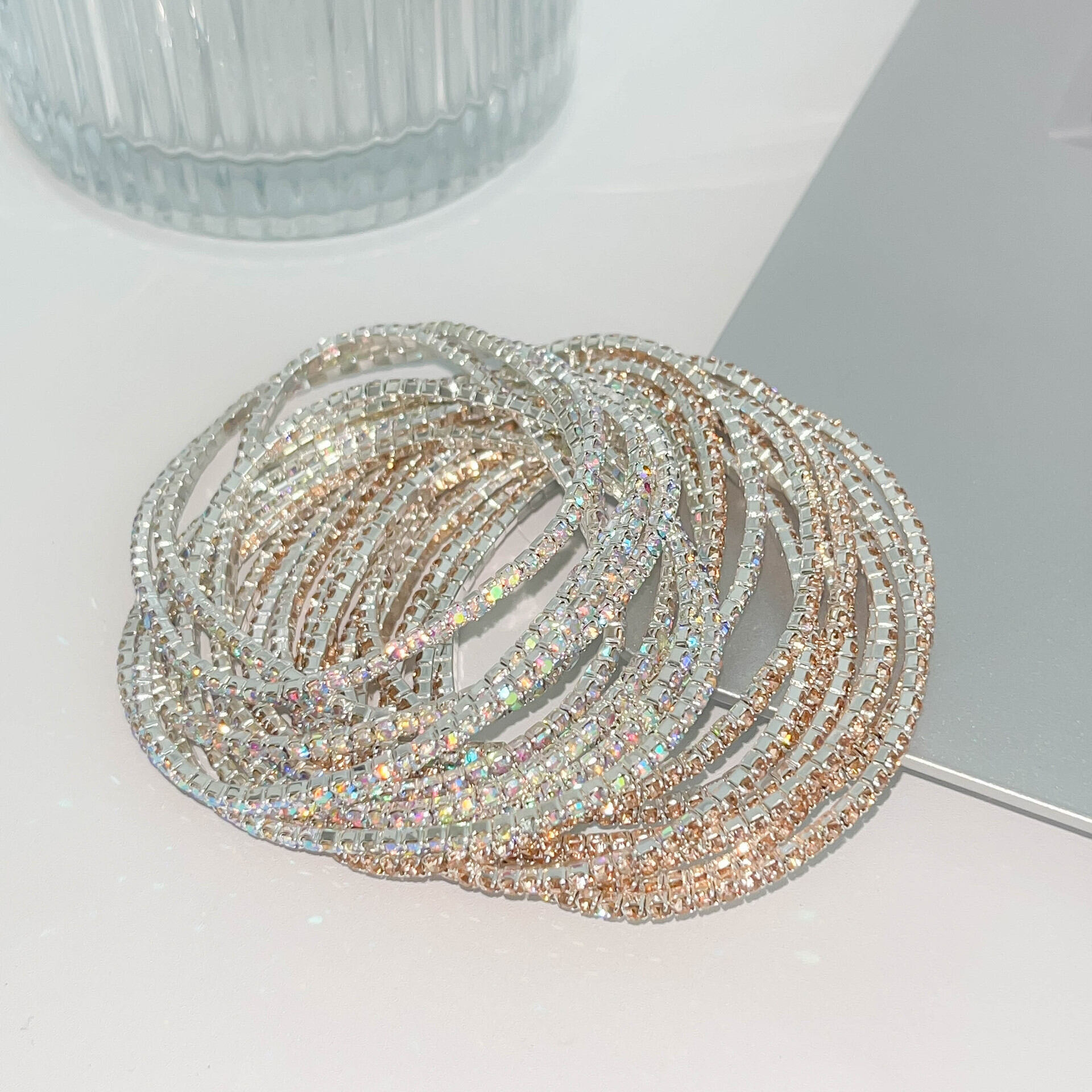 Braccialetti Da Donna Semplici Con Catena Elastica E Strass. Immagine3