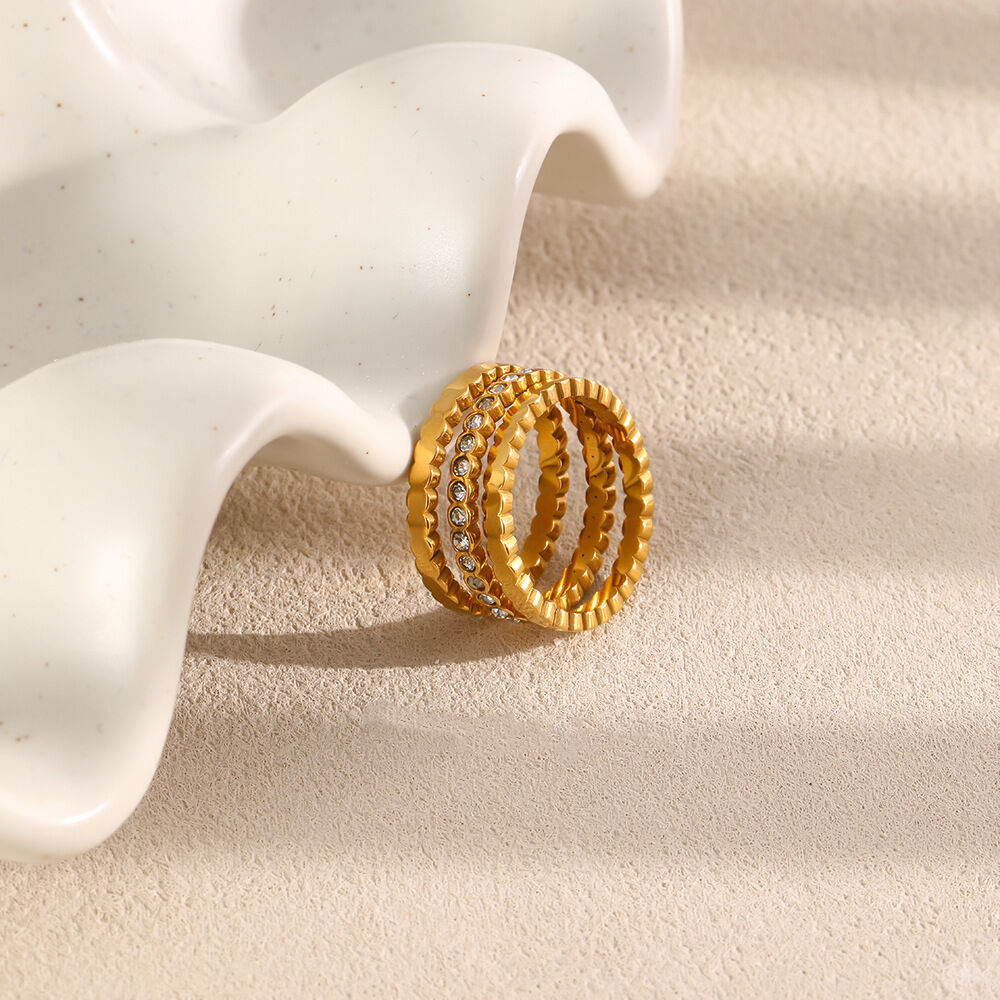 Luxuriöse Serie: Schlichte, Runde Statement-Ringe Aus Wasserdichtem Edelstahl In Goldfarbe Mit Zirkonia h5 Bild2