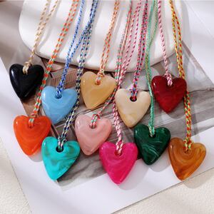 Collares Con Colgante De Resina De La Serie Simple Retro Heart Para Mujer h5 Imagen2