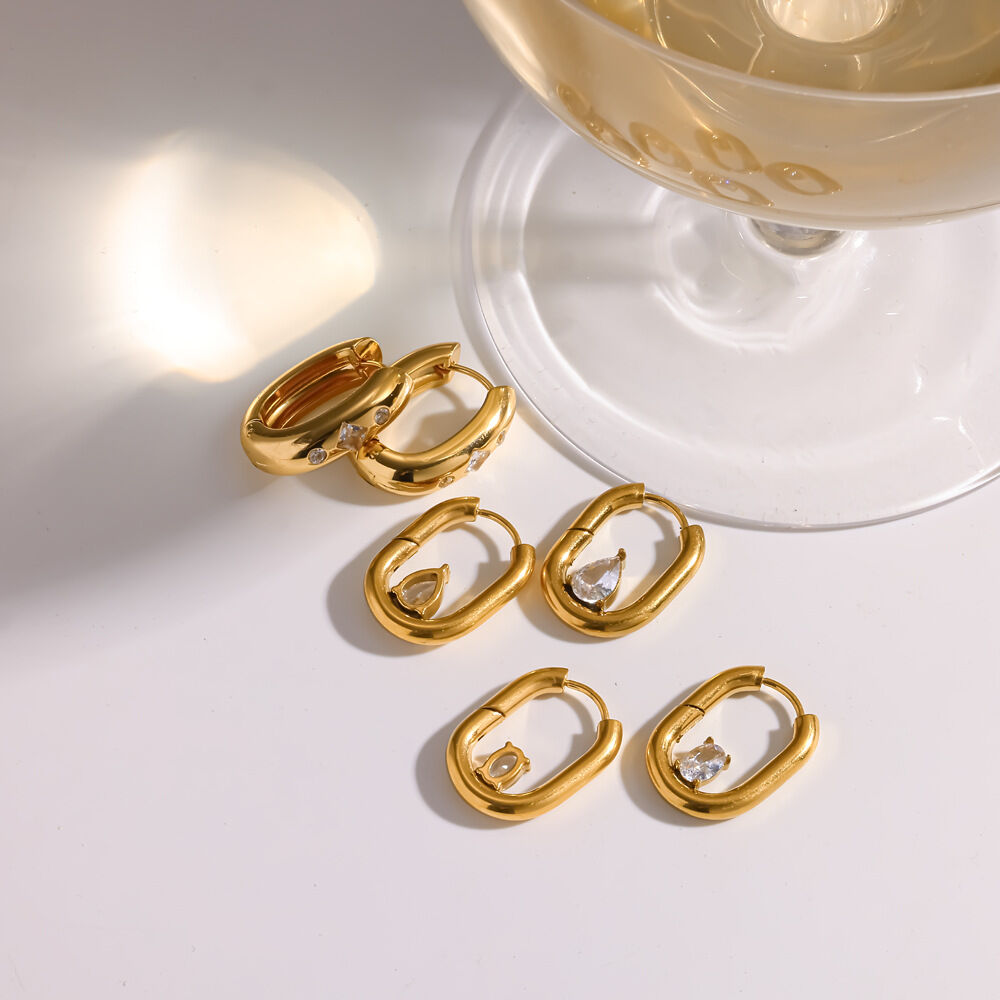 Pendientes de aro para mujer de acero inoxidable con forma de U, resistentes al agua y con diamantes de imitación color dorado. h5 Imagen3