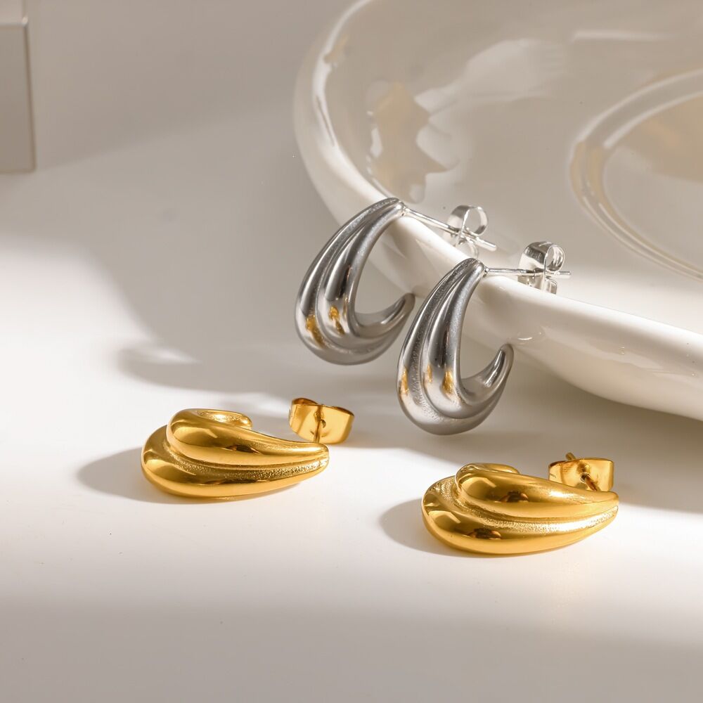 Pendientes de botón para mujer de acero inoxidable con forma de C, resistentes al agua y de color dorado. h5 Imagen2
