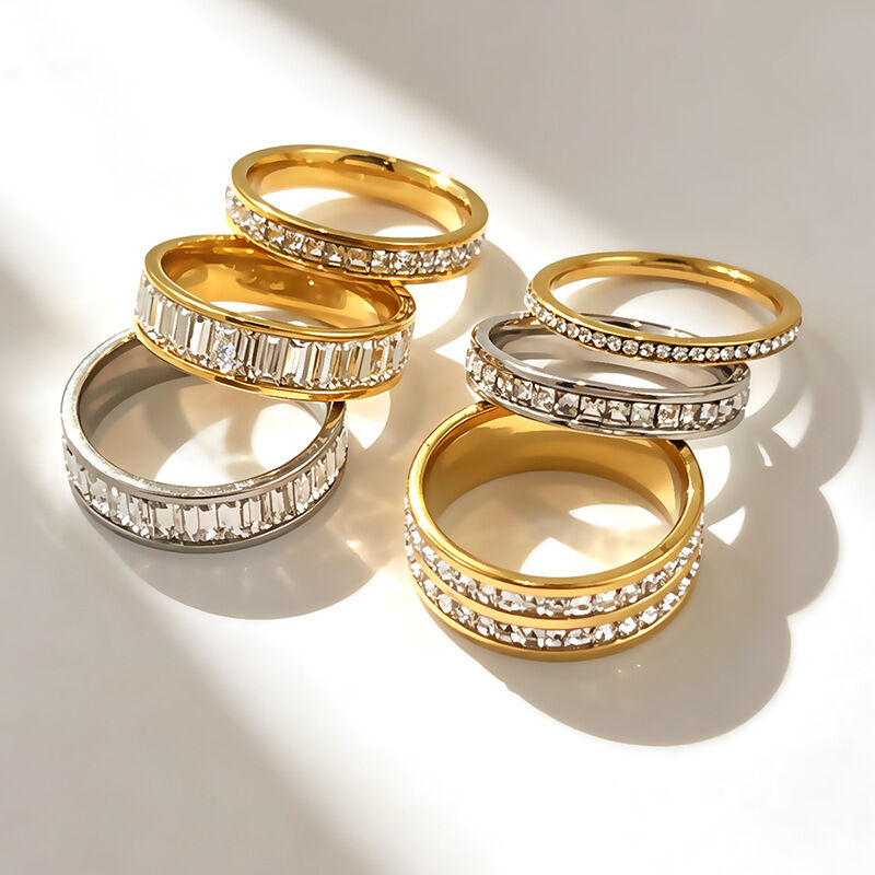Luxuriöse Serie: Schlichte Geometrische Form, Wasserdichter Edelstahl, Goldfarbene Strass-Damenringe Mit Edelsteinen