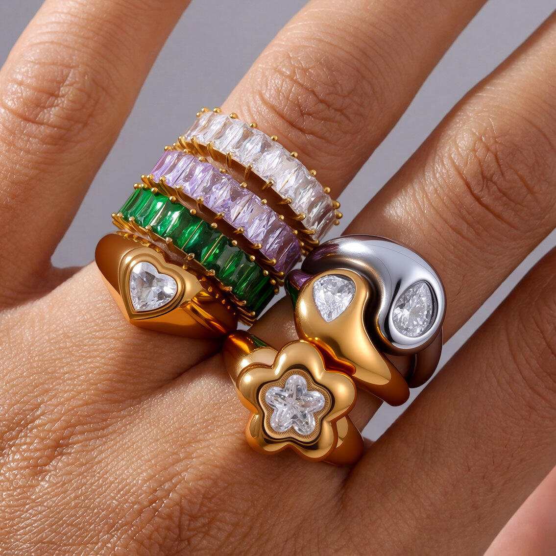 Luxe serie elegante hartvormige rechthoekige roestvrijstalen waterdichte ringen met goudkleurige zirkonia voor dames.