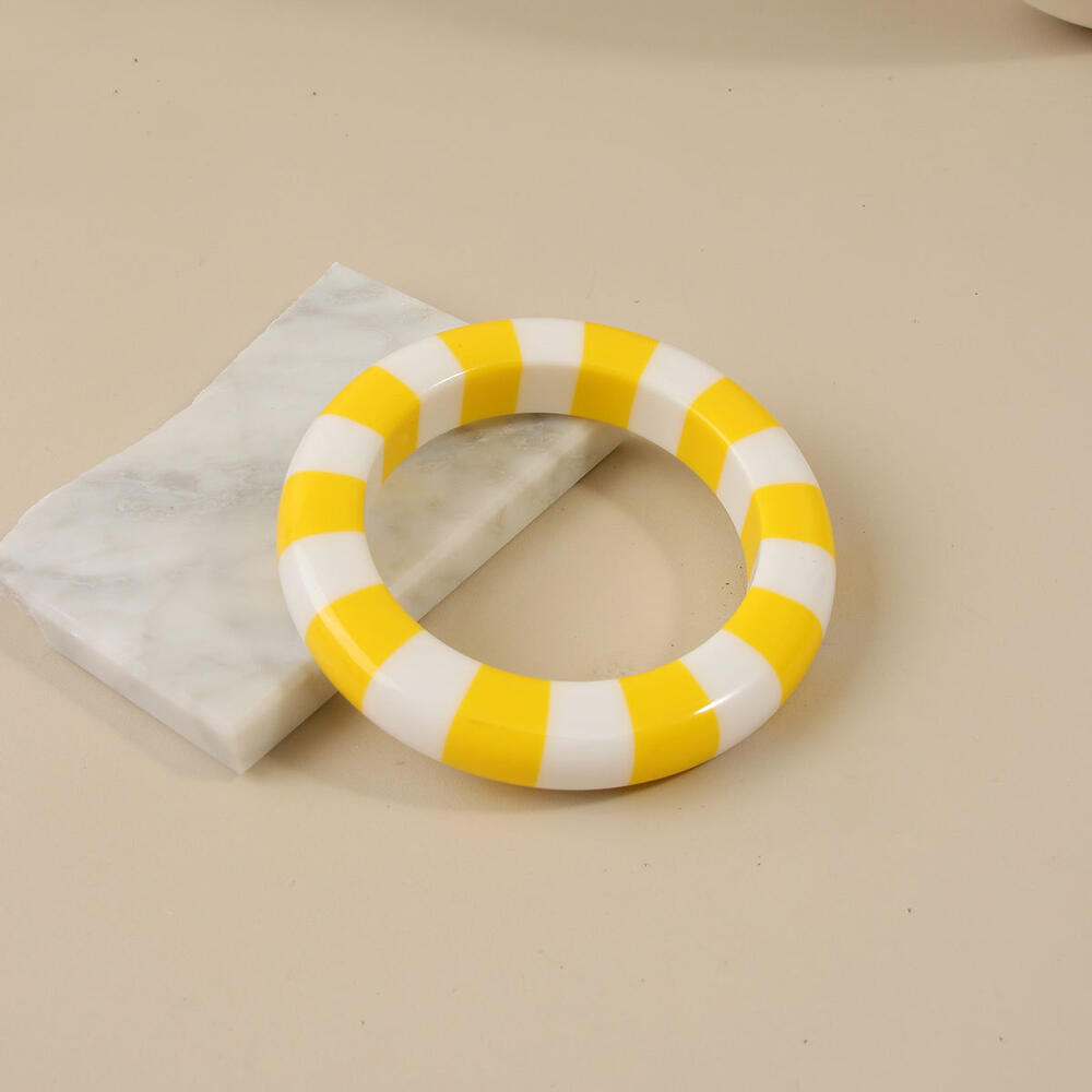 Eenvoudige Gestreepte Damesarmbanden Van Hars In Verschillende Kleuren