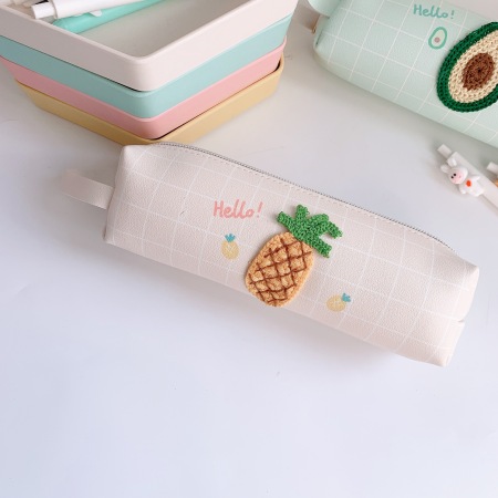 Astucci portapenne intrecciati Simple Series Casual in PU con motivo a quadri di frutta e fragole.