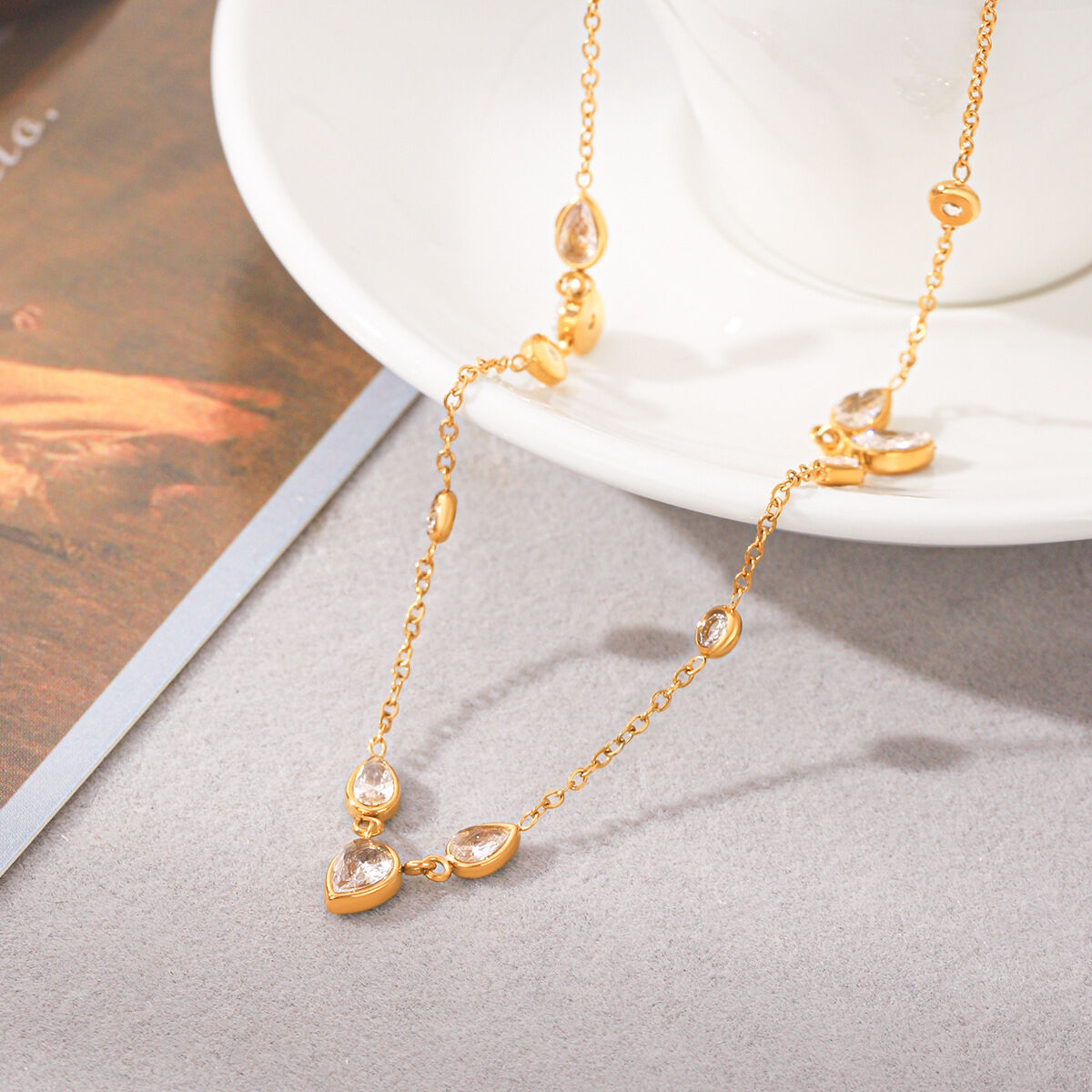 Collana Da Donna Di Lusso Della Serie Daily Droplet, In Acciaio Inossidabile Impermeabile Color Oro Con Zirconi. h5 Immagine7