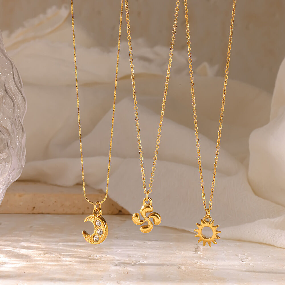Collana da donna con ciondolo Sole e Luna in acciaio inossidabile impermeabile color oro con strass, serie Simple. 2