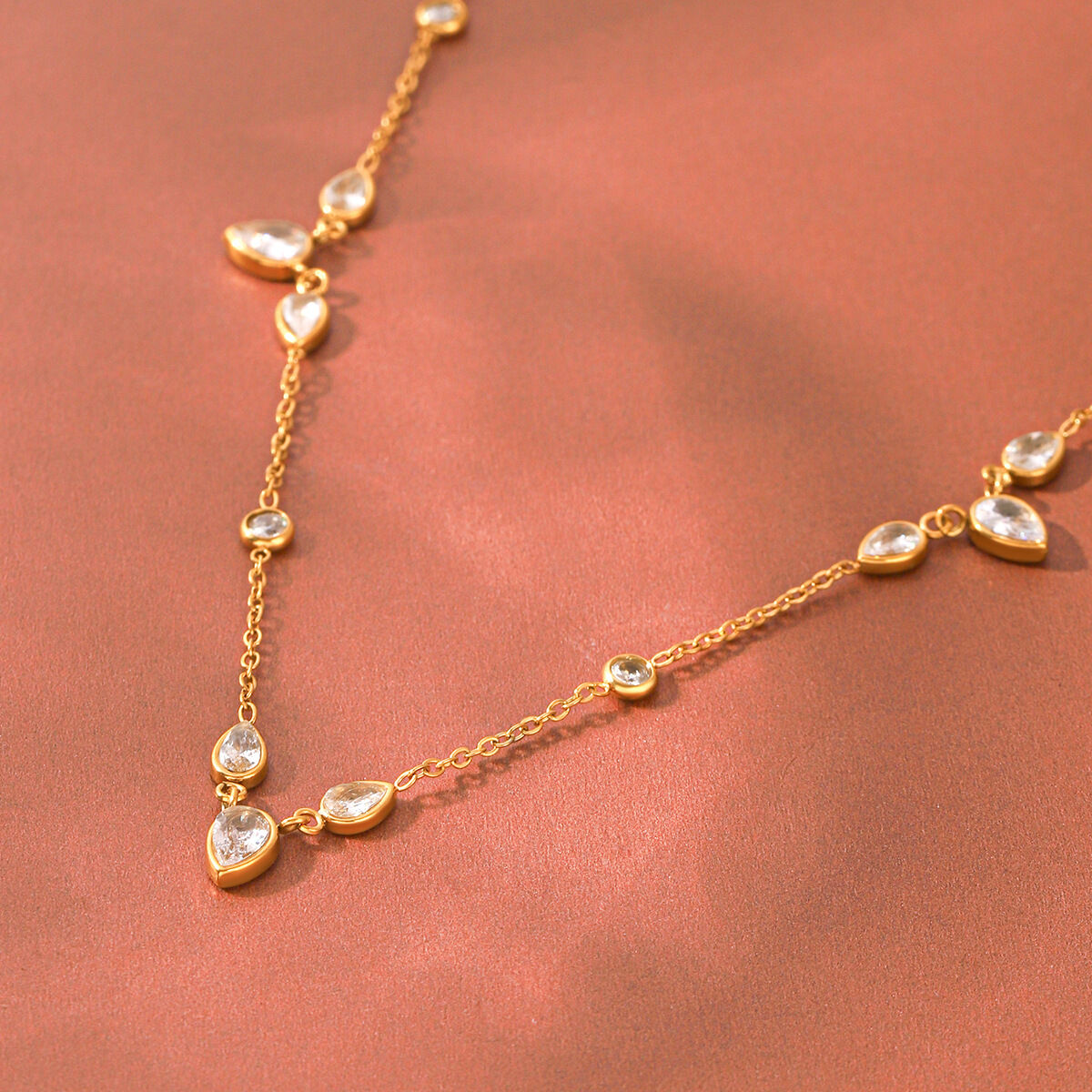 Collana Da Donna Di Lusso Della Serie Daily Droplet, In Acciaio Inossidabile Impermeabile Color Oro Con Zirconi. Immagine3