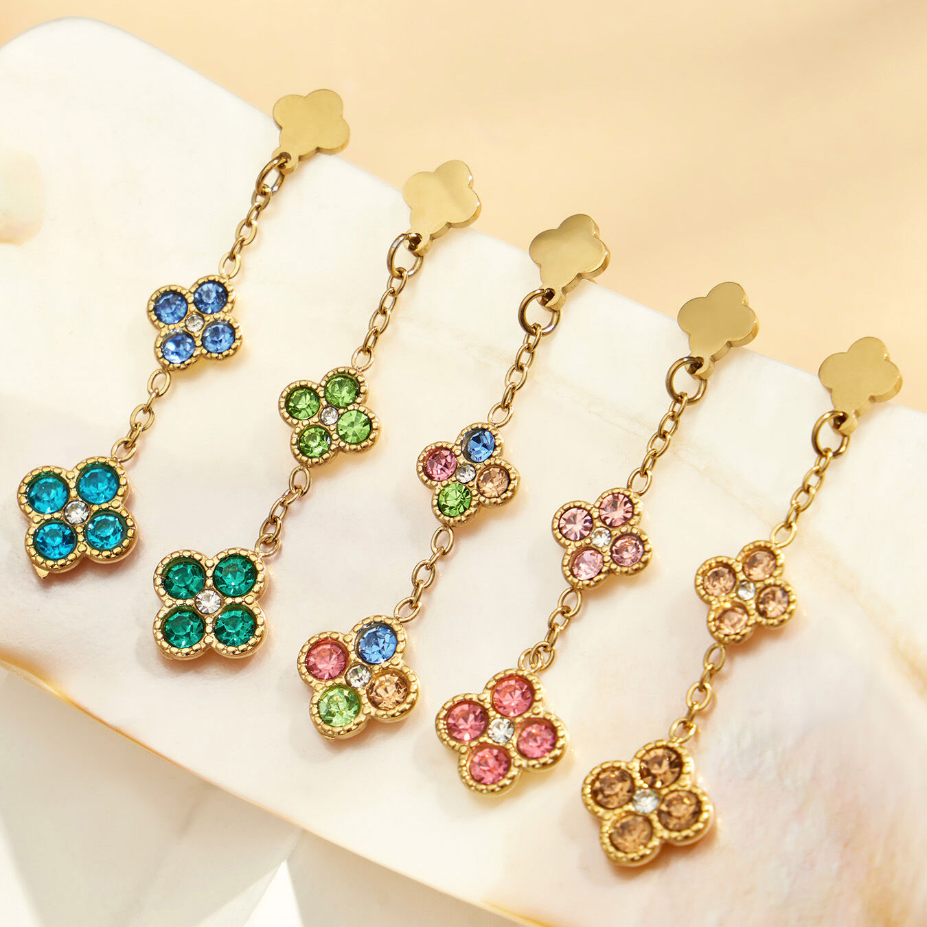 Luxuriöse Serie: Elegante, Wasserfeste Ohrhänger Mit Blumenmotiv Aus Edelstahl In Goldfarbe Und Zirkonia Für Damen. Bild3