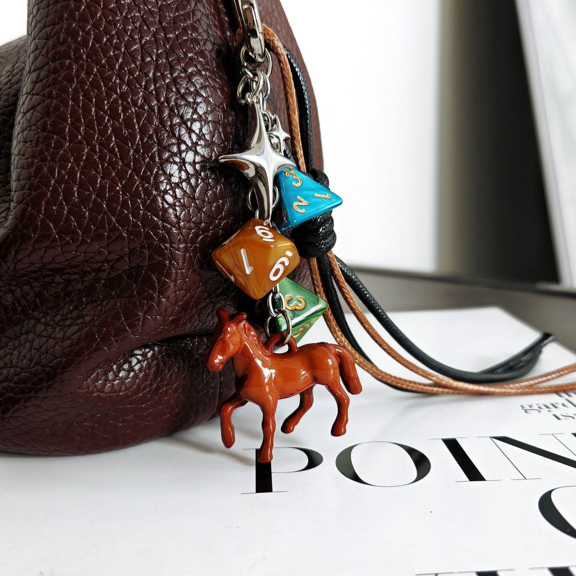 Ciondoli Per Borse In Resina Della Serie Classic Retro Letter Animal Twist Geometric Shape. h5 Immagine3
