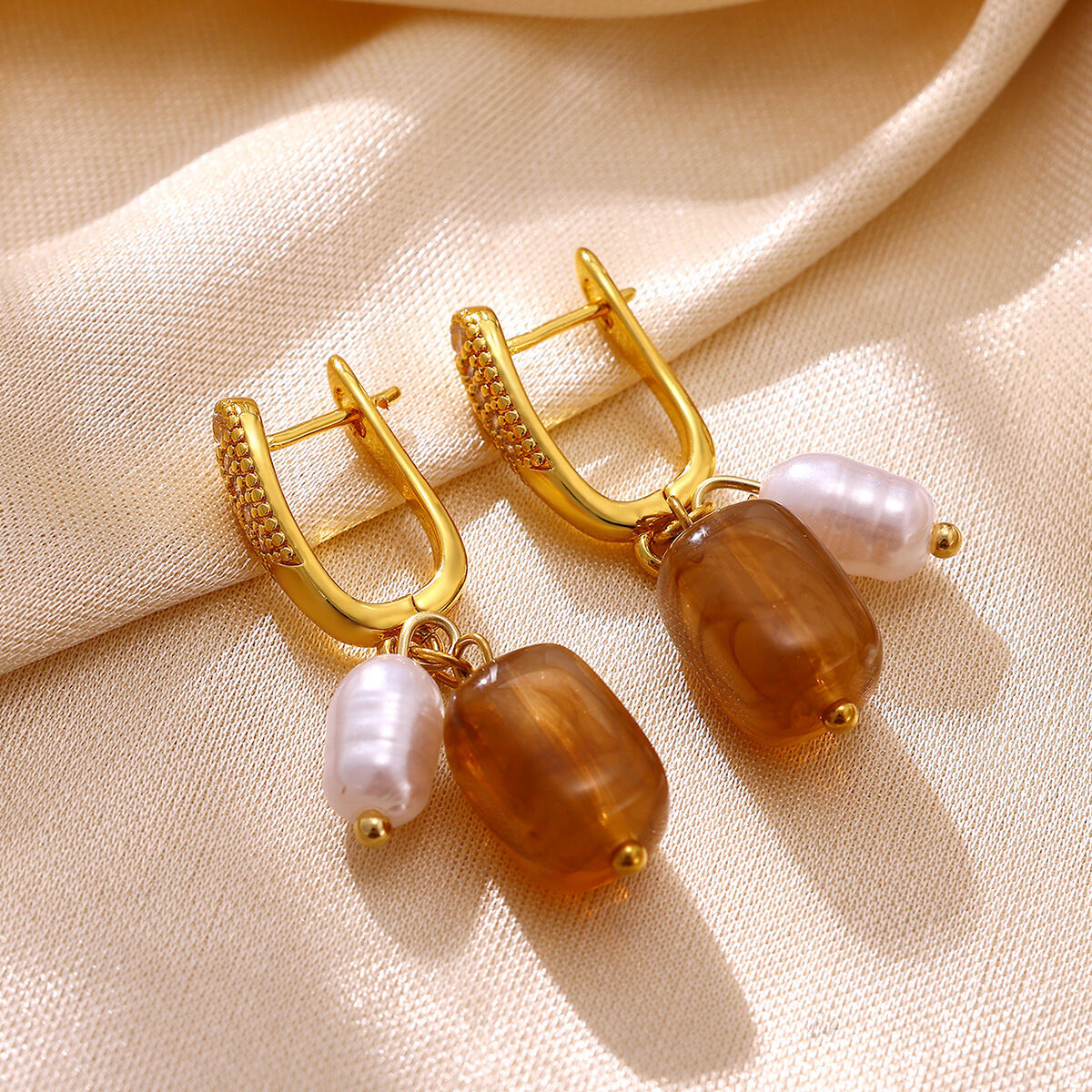 Elegante, Unregelmäßig Geformte Ohrhänger Mit Kreuzmuschel-Motiv Aus Edelstahl In Goldfarbe Aus Der Serie „Romantic“. Wasserdicht. Bild4