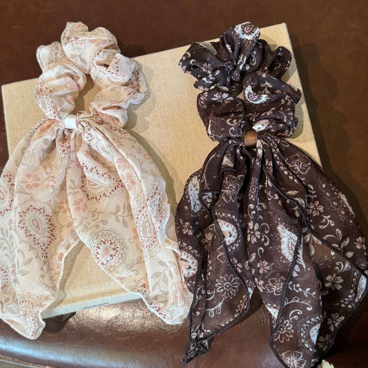Elastici Per Capelli In Poliestere Con Fiocco E Motivo Paisley, Serie Ethnic. Immagine3