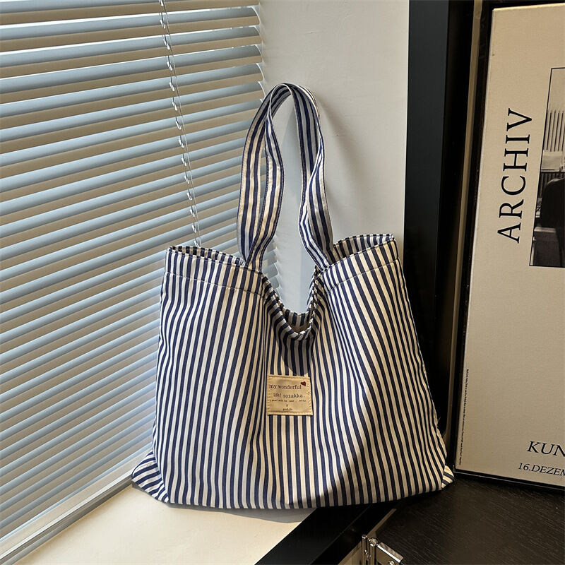 Lässige, quadratische Damen-Tasche aus Canvas mit Streifenmuster und ohne Buchstaben. h5 Bild3
