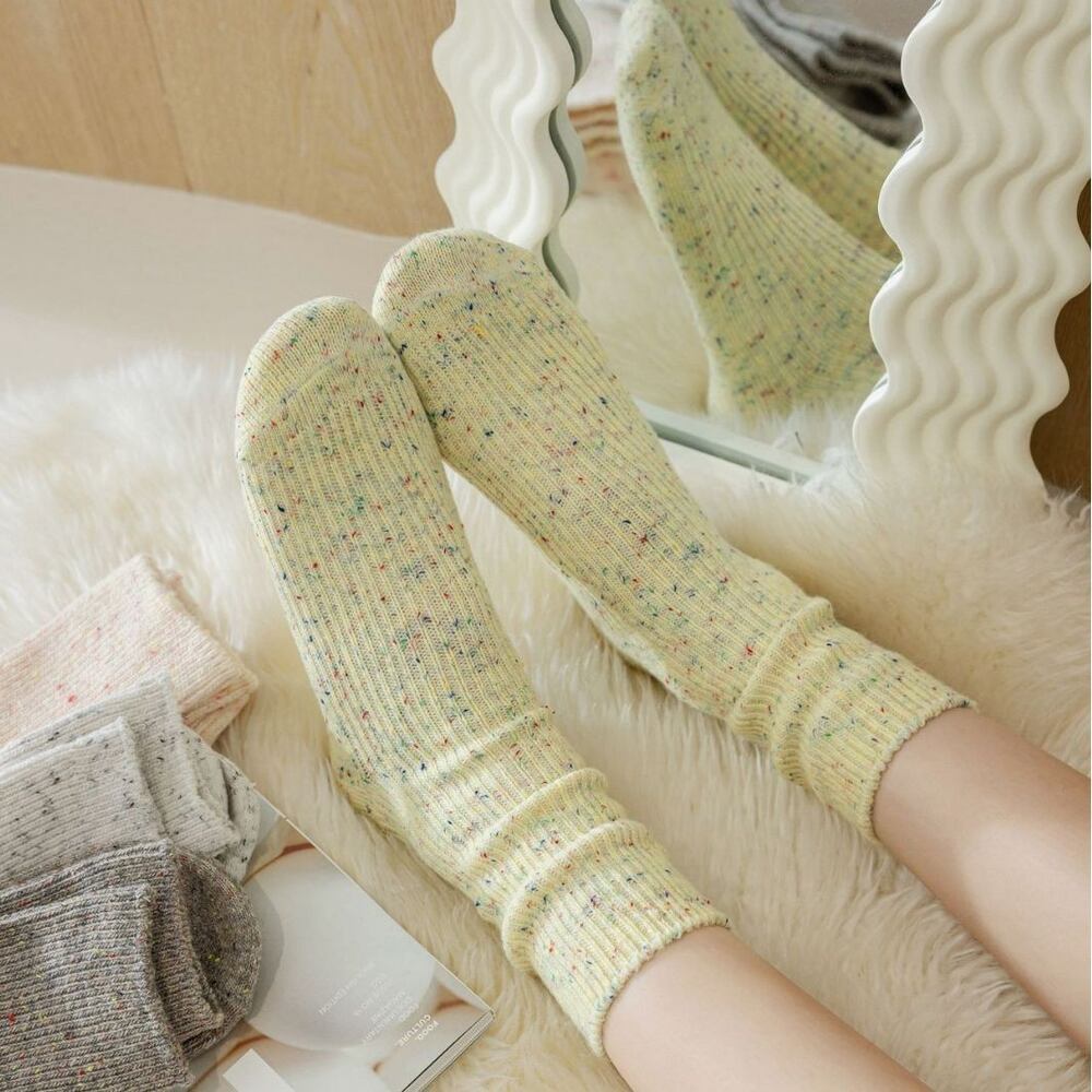 Slight Bounce Basic Solid Color Polka Dots Mid-Calf Socks Picture3