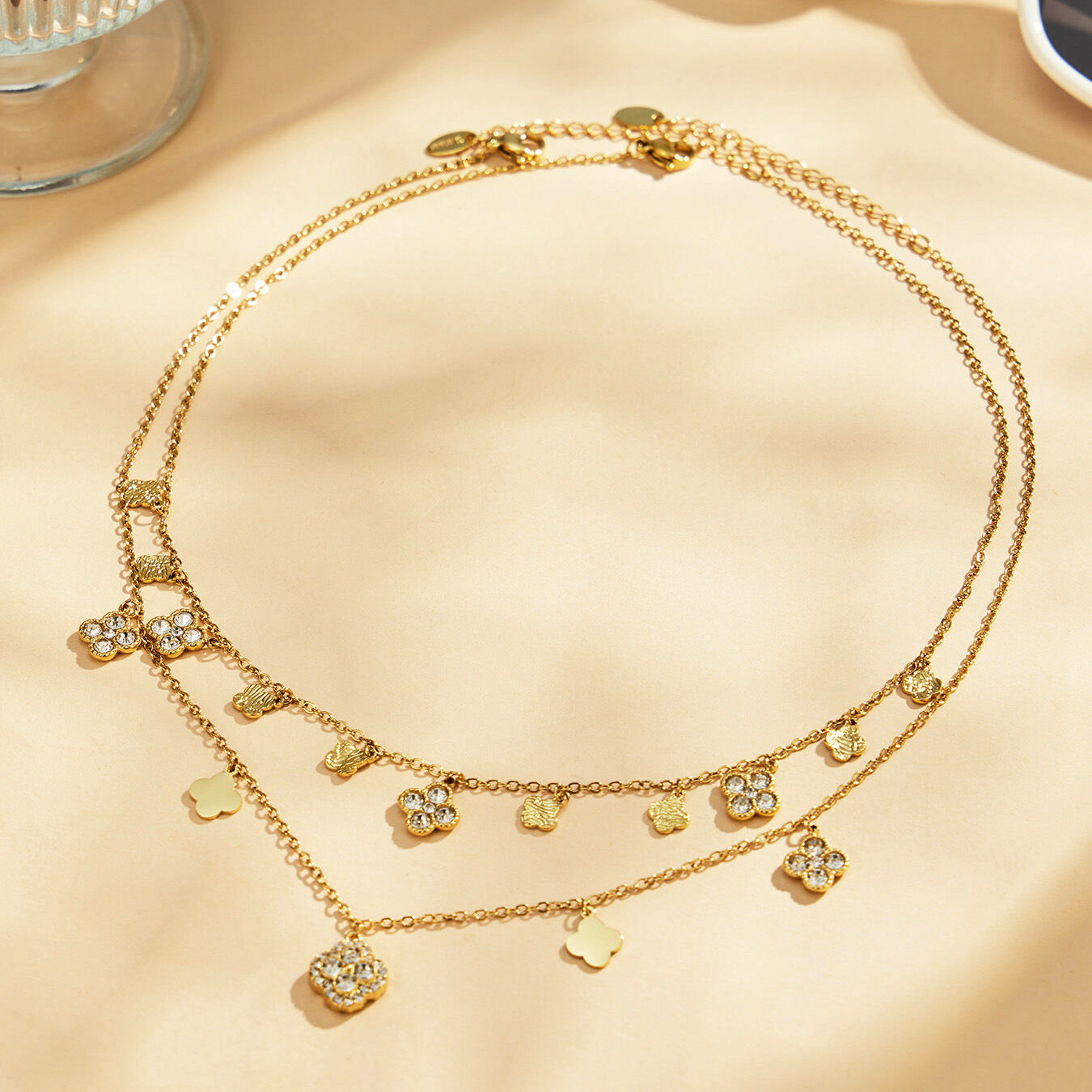 Bracelet À Breloques Pour Femme, Élégant Et Raffiné, En Acier Inoxydable, Couleur Or, Orné De Zircon Et Orné D'Un Trèfle Doré. Collection Luxueuse. Image3