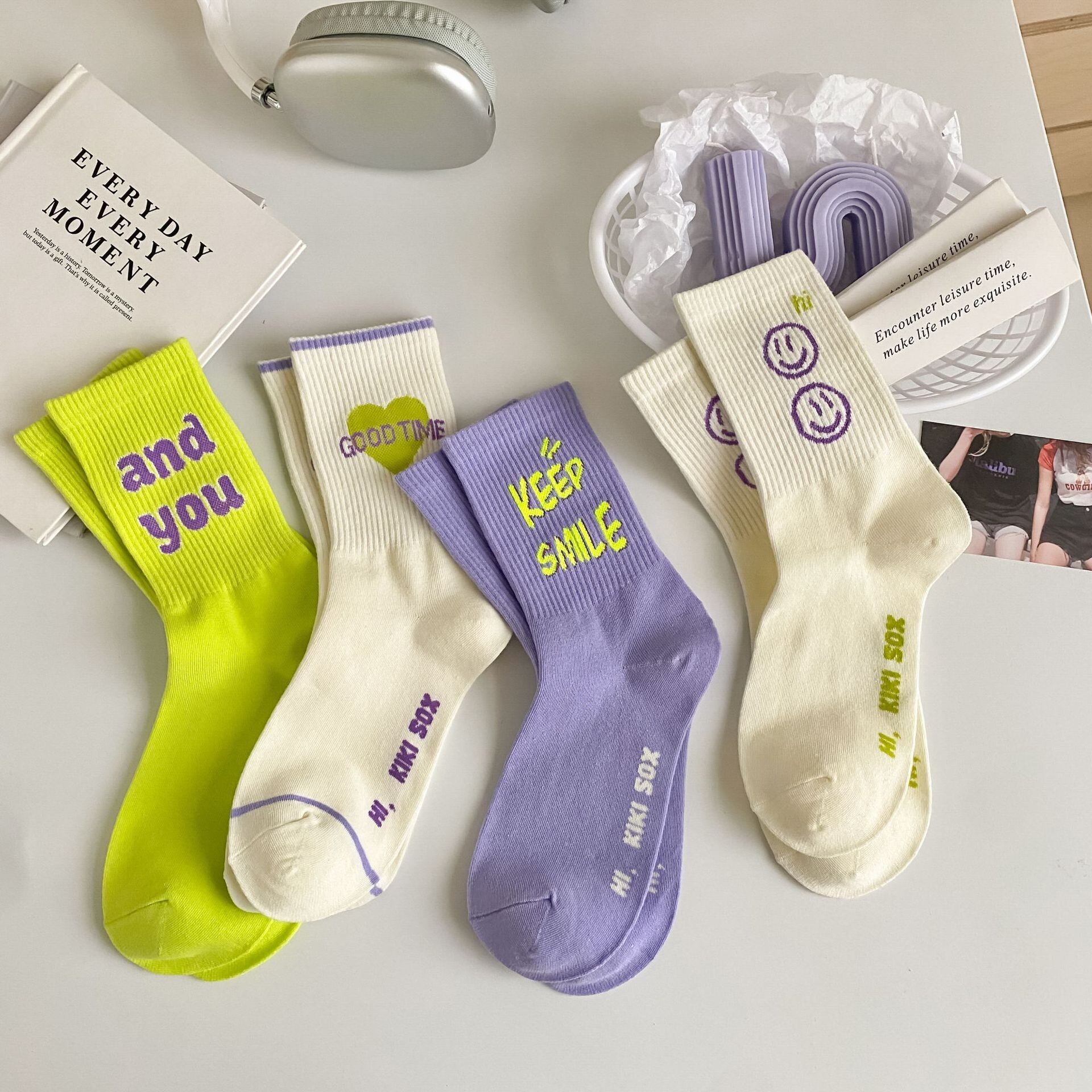 Unisex-Socken mit leichtem Schwung, einfarbigem Aufdruck und farblich abgesetzten Buchstaben, mittelhoch geschnitten