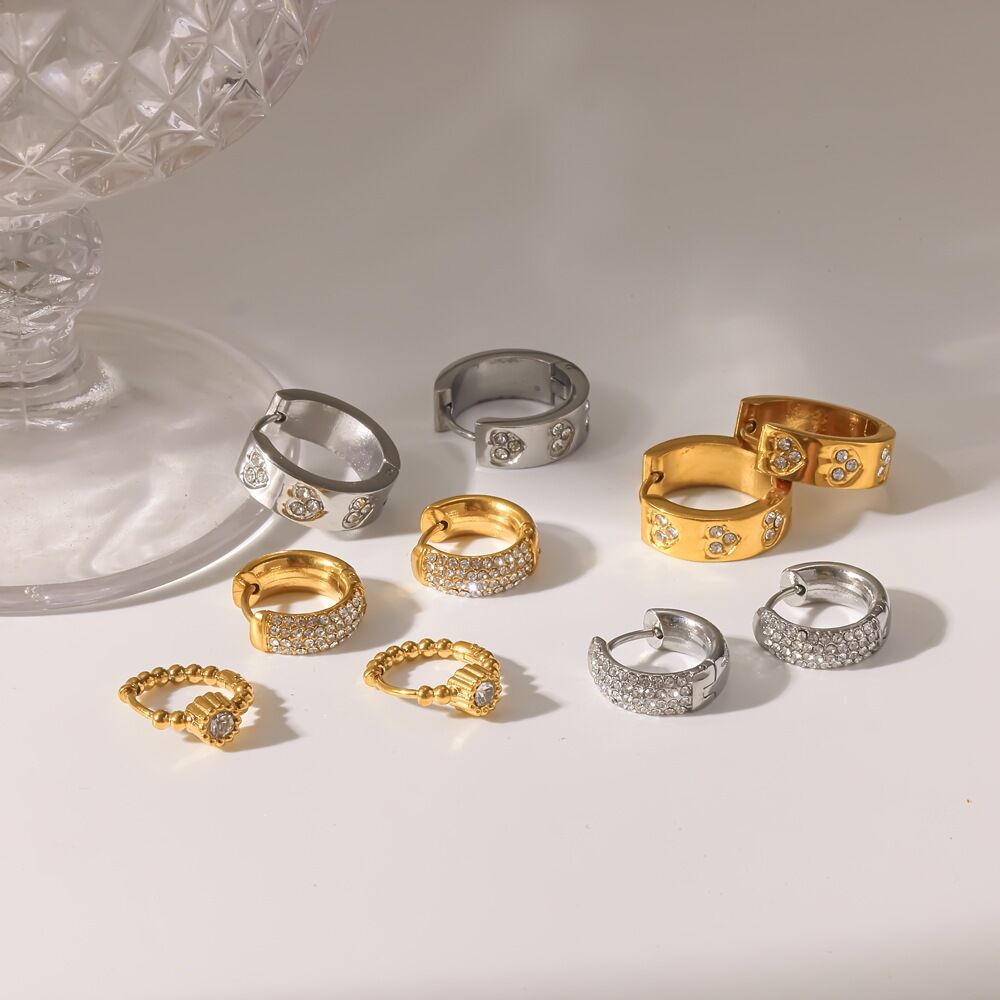 Orecchini a cerchio da donna Classic Series Daily con forma geometrica, in acciaio inossidabile, impermeabili, color oro e strass.